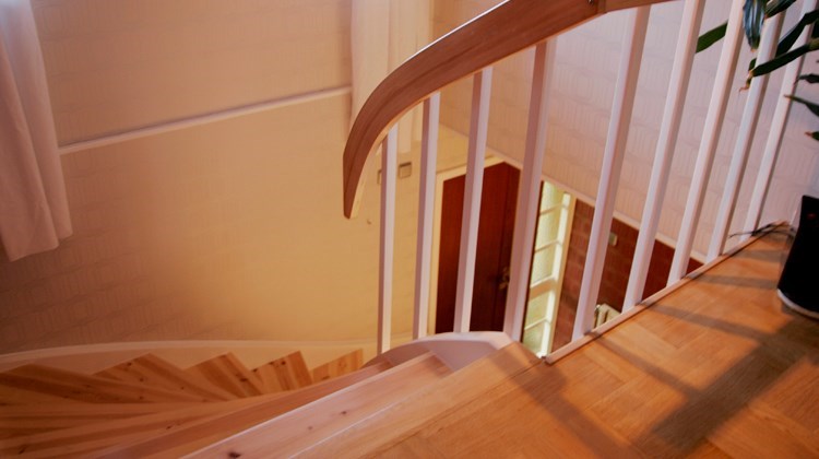 Trapparti i Gulmåra med stavparkett på golv och lackad furu i trappa