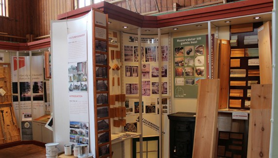 En del av en produktmässa i hyllor