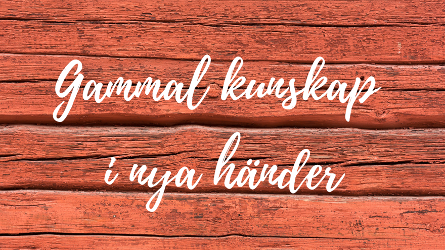 Faluröd timmervägg i närbild.