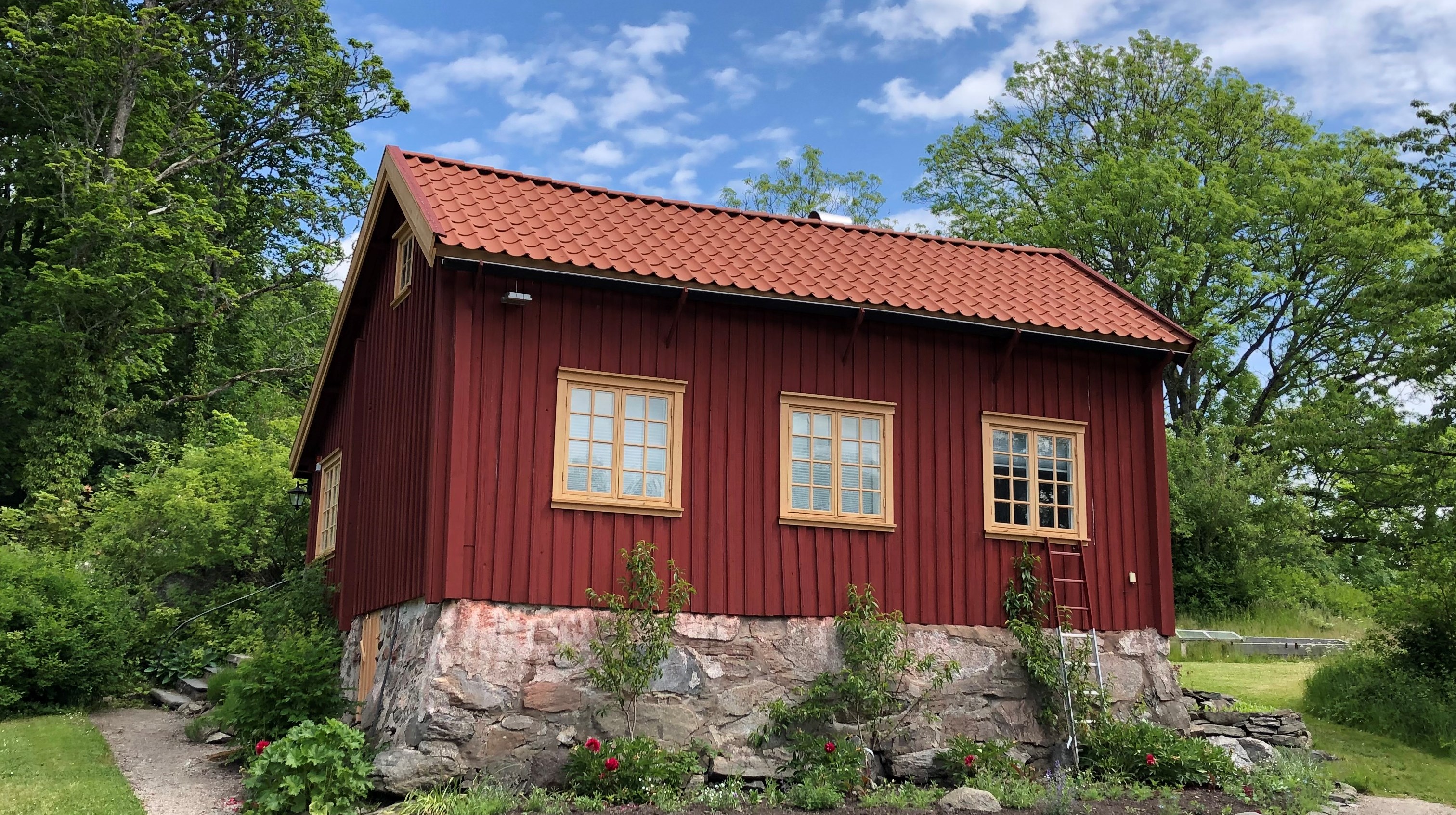1600-1800-tal - rött hus med gula fönster - Slöjd & Byggnadsvård