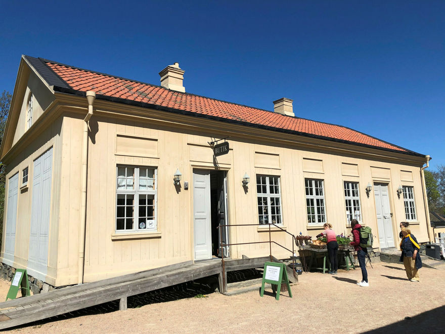 gult hus med grå fönster och dörrar