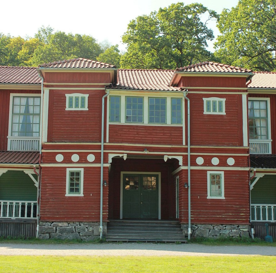 Detalj av rött trähus med djupt indragen entré