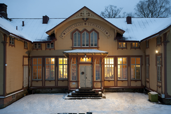 Gul byggnad i vinterlandskap.