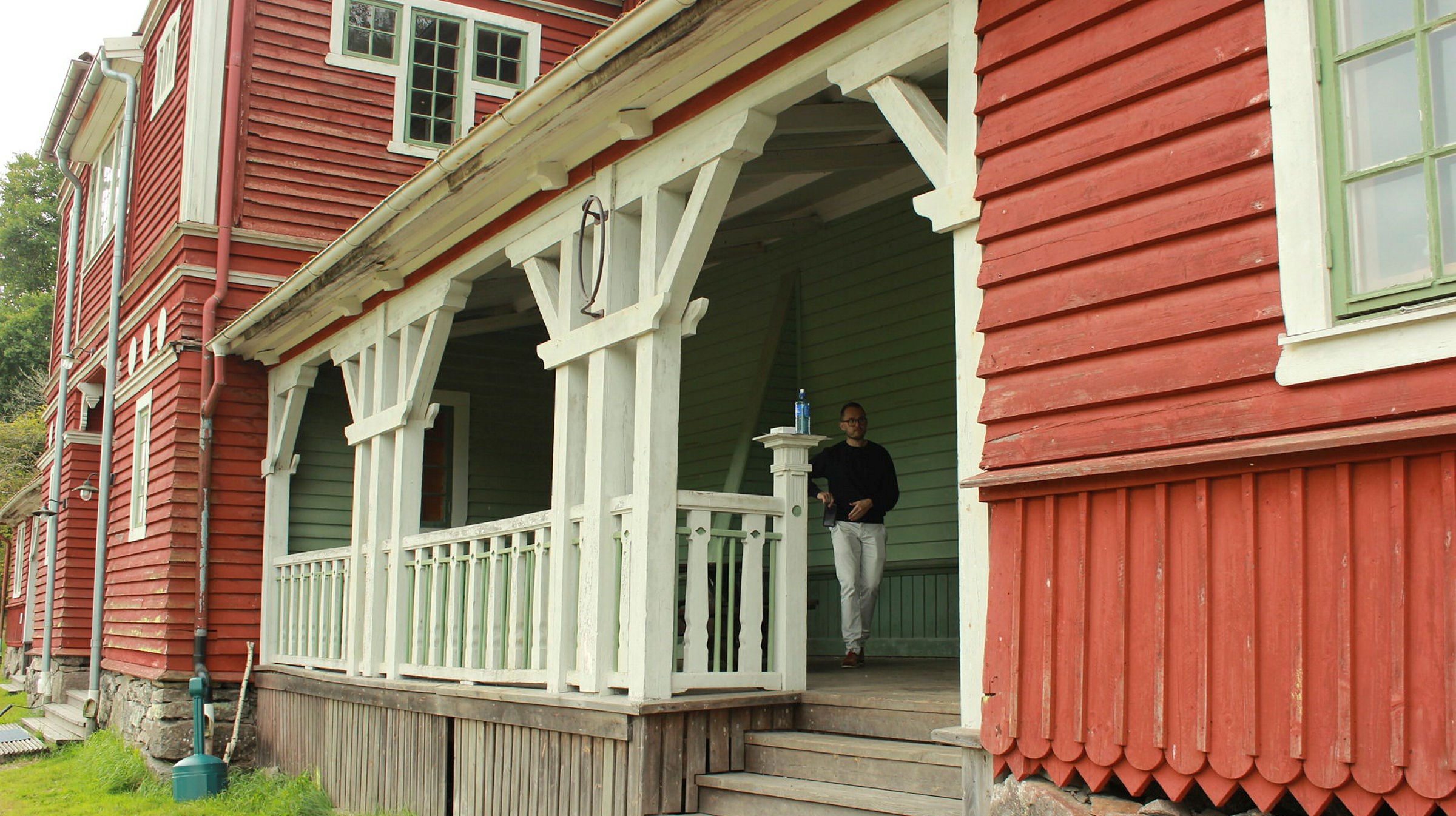 1905 - Lekhuset - Rött hus med vita foder och gröna fönster - Slöjd ...