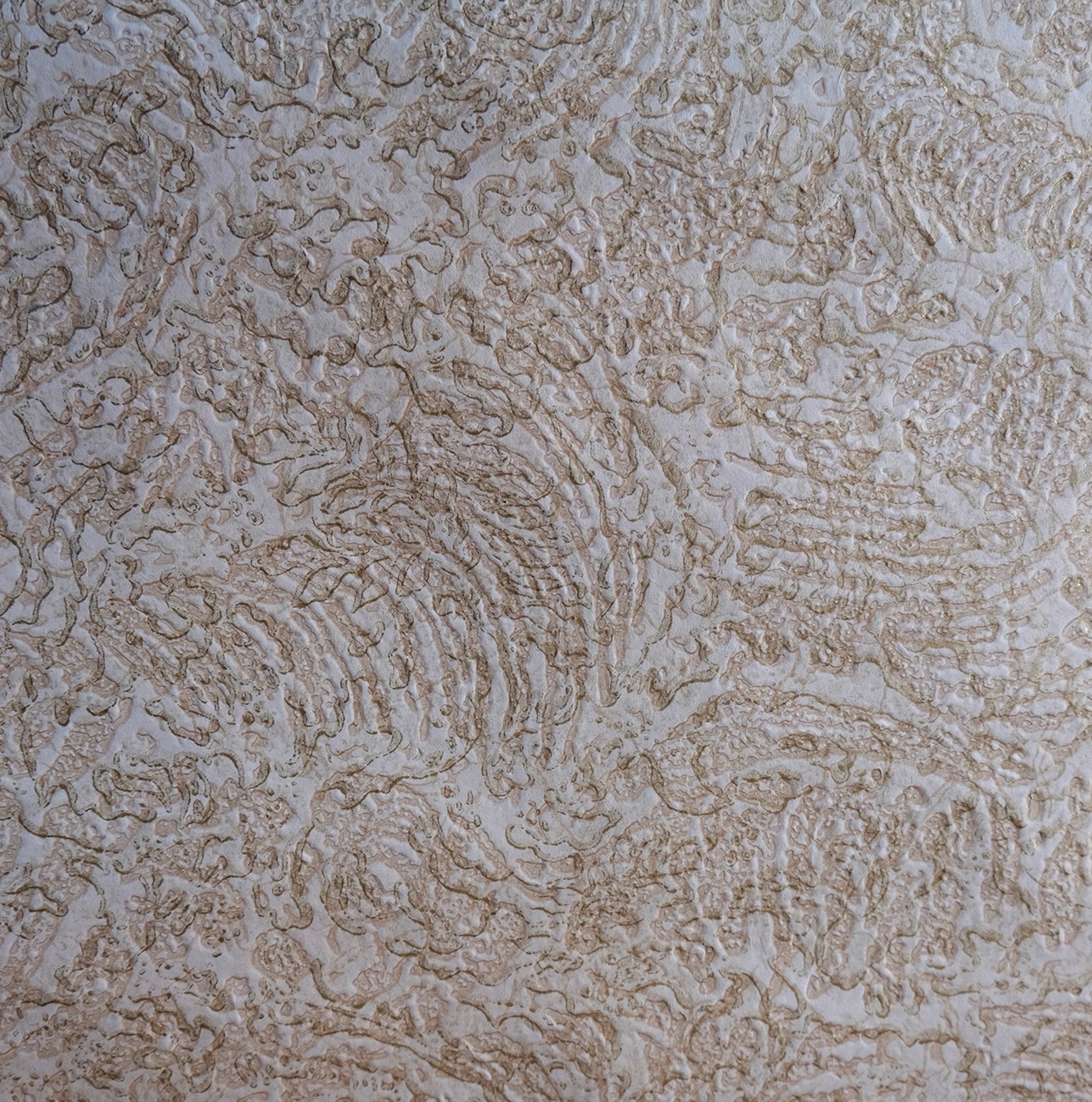 Tapet med beigebrunt oregelbundet mönster på vit botten