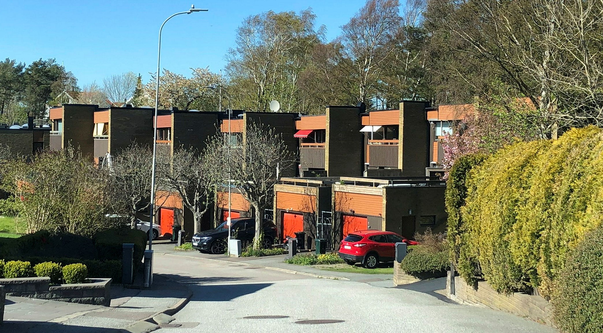 En länga radhus i brunt och orange.