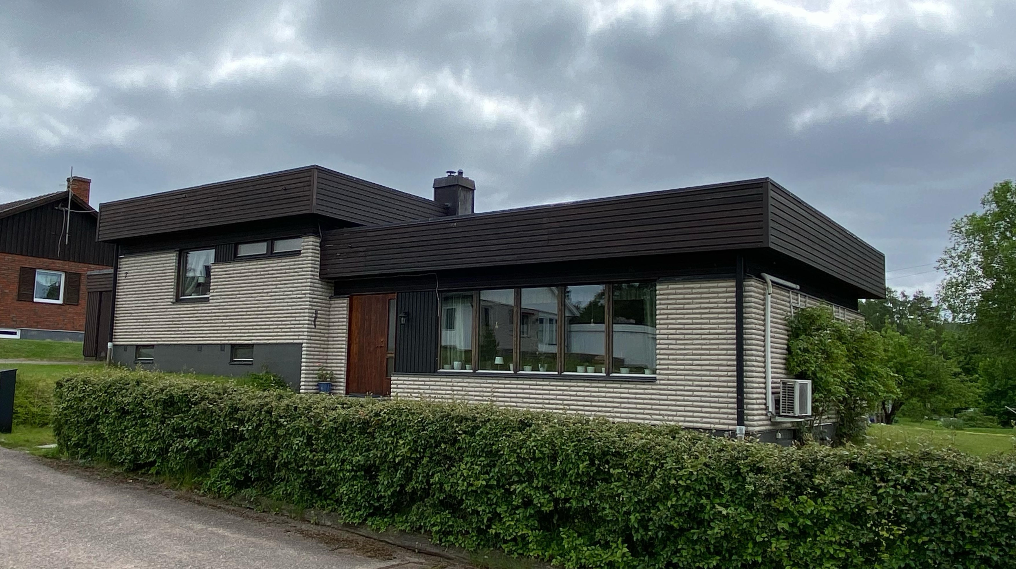 villa i mexitegel och bruna trädetaljer.