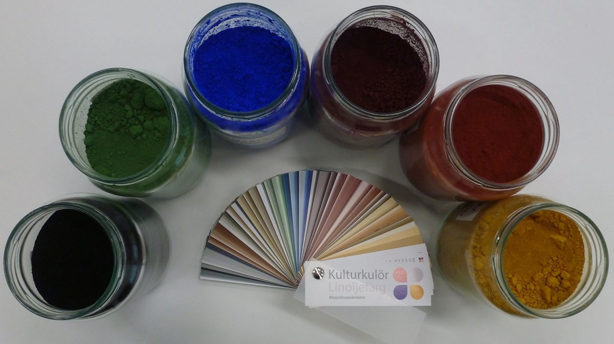 burkar med olika pigment i svart, grönt, blått, brunt, rött och gult.