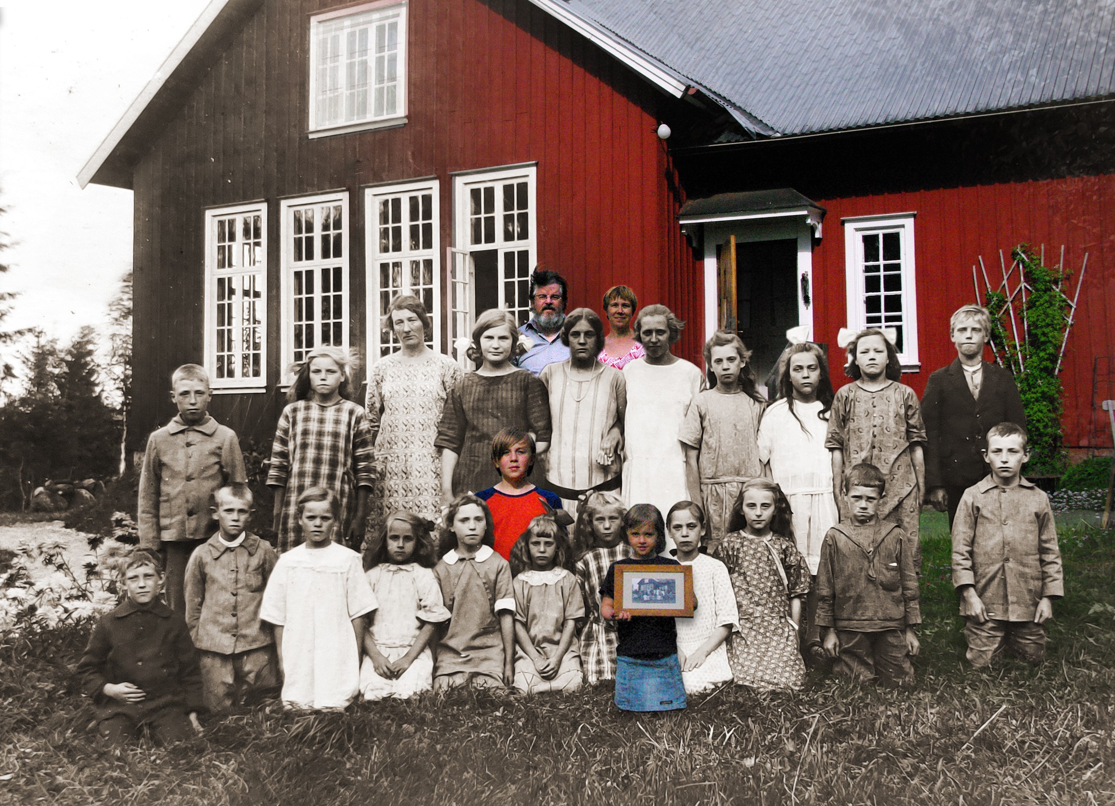 Fotomontage av en skolbyggnad med ett äldre foto med skolbarn framför och som bostadshus med familjen 