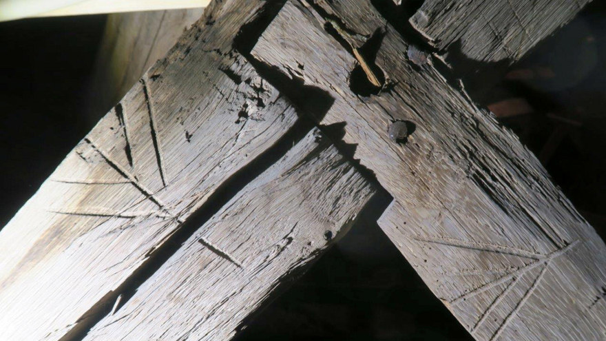 Takstolarna i Veinge kyrka har ett ovanligt märkningssystem med inristade streck och symboler.