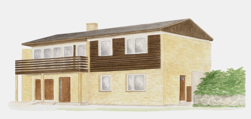 Tekning över ett gult tegelhus i två våningar med liggande träpanel på fasad och balkong