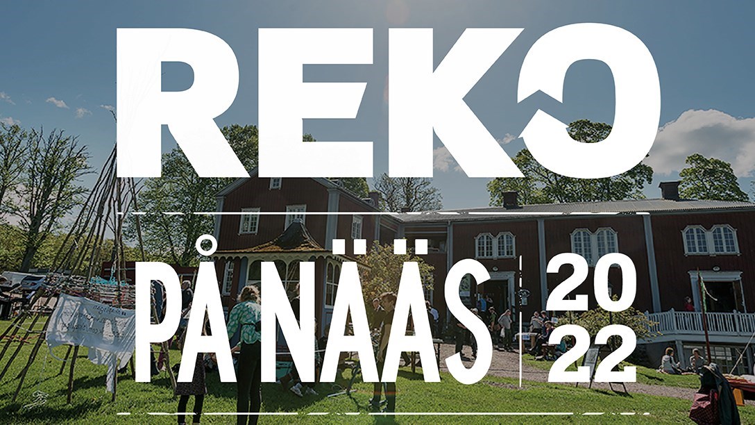 Texten Reko på Nääs 2020 i vitt framför ett foto på ett tort rött hus med människor på gräsmatta framför huset