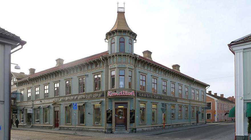 Ett stort tvåvåningshus i stadsmiljö och snickarglädje