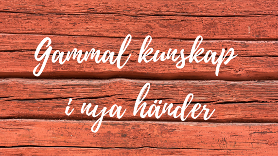 Faluröd timmervägg i närbild där texten "Gammal kunskap i nya händer" lagts ovanpå.