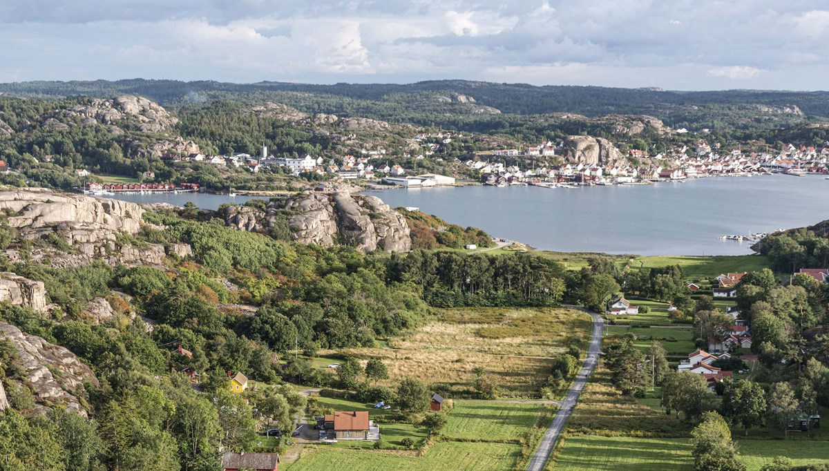 Flygfoto över bohuslänskt landskap med hav, klippor och odlade partier