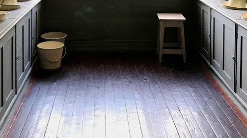 Fernissat trägolv i tvättrum i Slöjdseminariet på Nääs