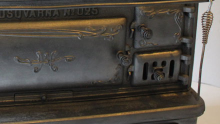 Gjuten Husqvarnaspis av sen 1800-talsmodell Foto B Spade