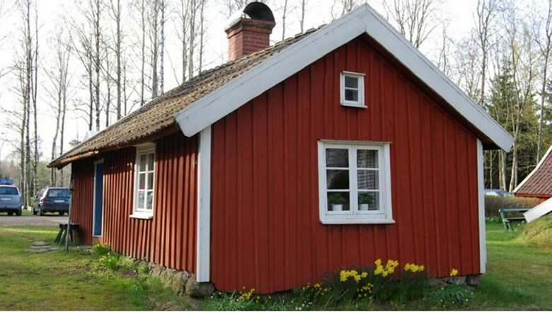 Rött hus med vita knutar