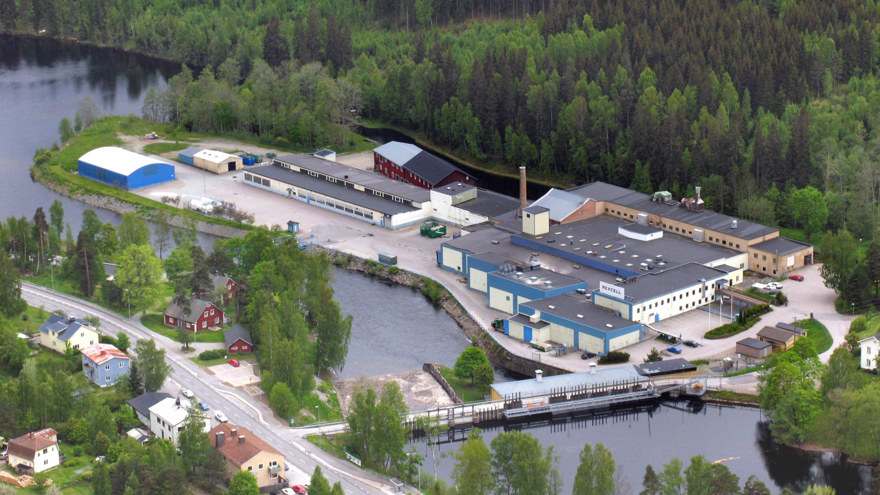 Pappersbruket i Dals-Långed är beläget på en ö med Upperudsälven närmast i bild och Dalslands kanal på andra sidan. Foto från nordost genom Rexcell AB.