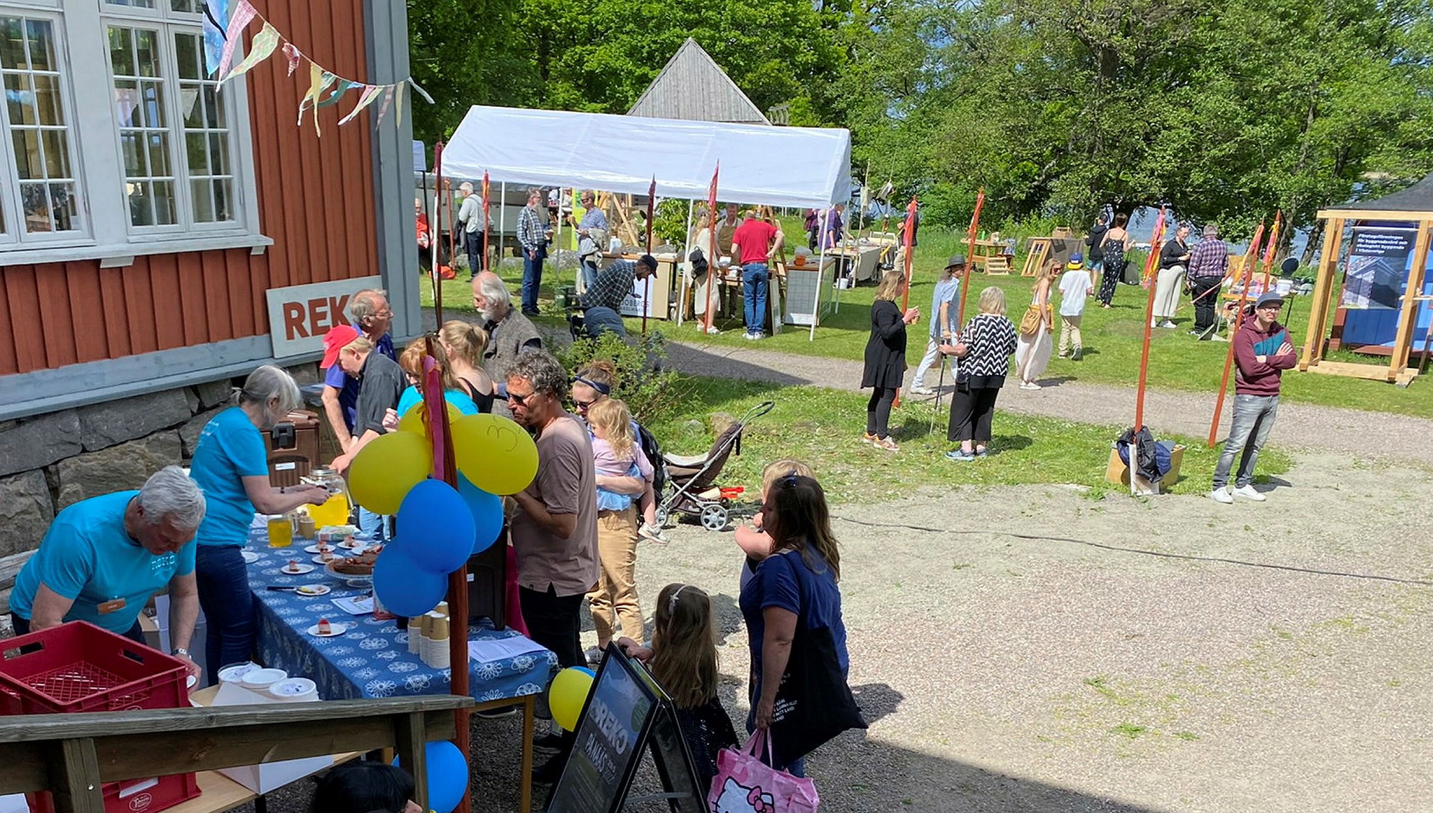 Personer köar för att få tårta. I bakgrunden personer so står och pratar med varandra