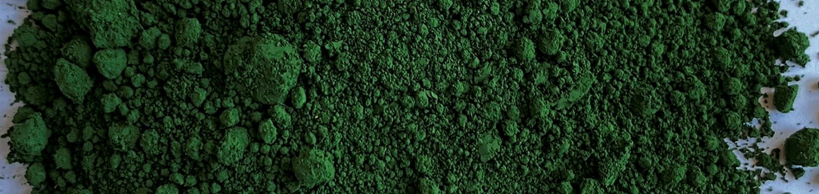 Mörkgrönt pigmentpulver.
