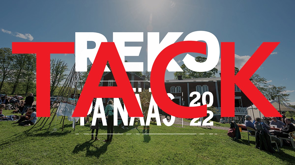 En solig gräsmatta med människor som fikar och arbetar med konstverk. Text i vitt Reko på Nääs 2022 och över det texten Tack i rött