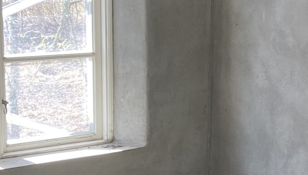Fönster och vägg med lerputs