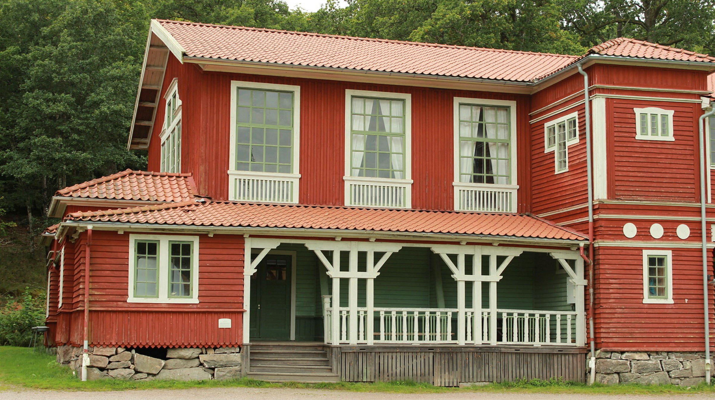 1905 - Lekhuset - Rött hus med vita foder och gröna fönster - Slöjd ...