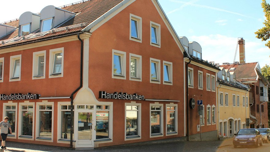 putsat hus med ljusa knutar