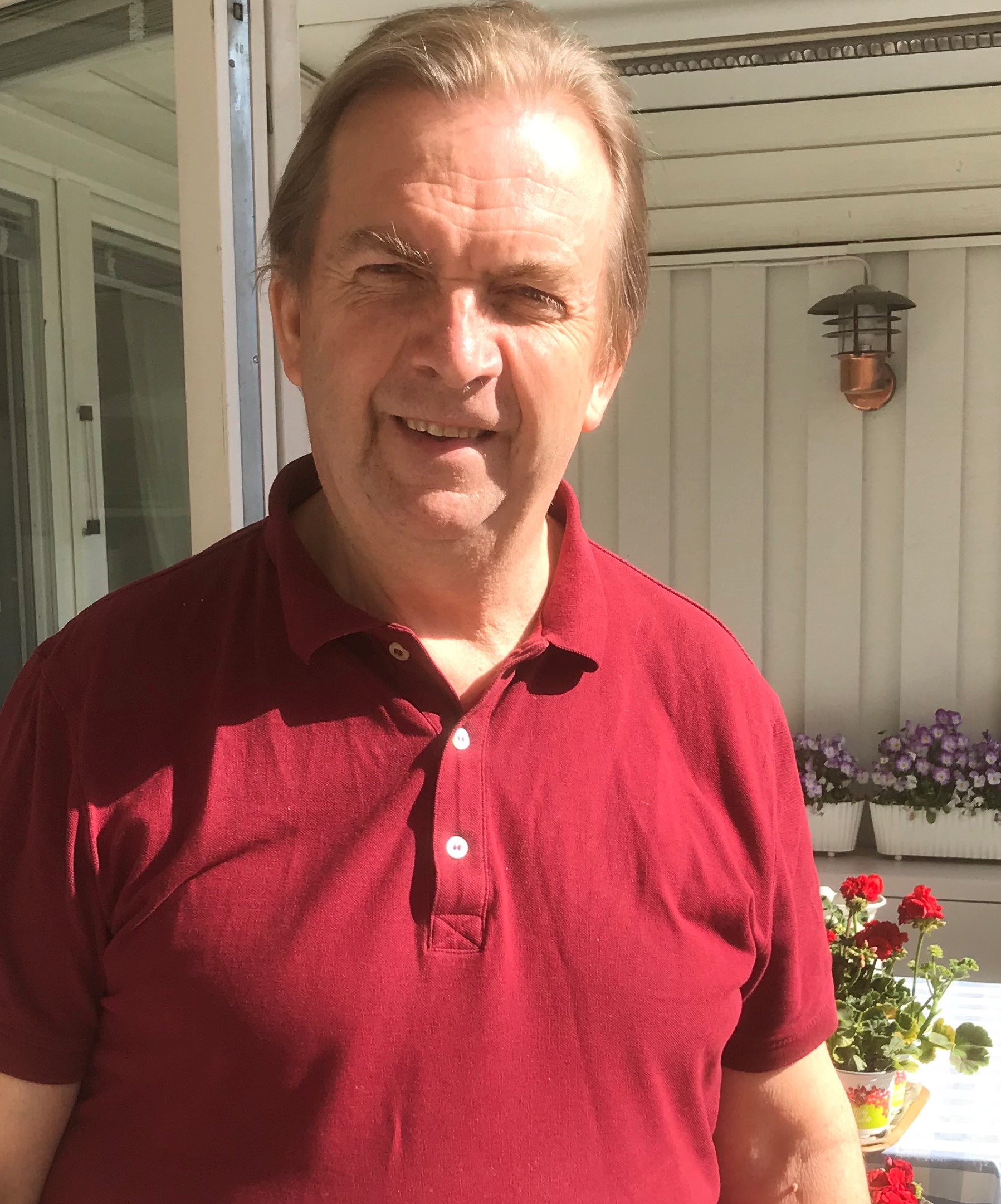 En man i röd tröja
