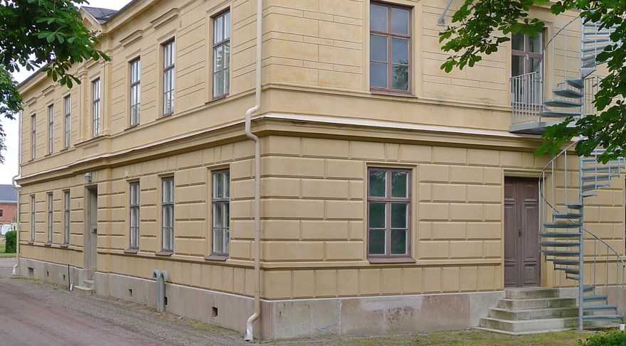 Putsat hus med ljust gul fasad