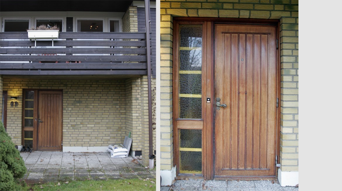 Två bilder bredvid varandra. Den vänstra bilden visar översikt med balkong på övervåningen och trädörr med fönsterparti till vänster på bottenvåningen. Bilden till höger visar detalj av dörr: en fernissad trädörr med smitt handtag i brons. Karmen och det intilliggande fönsterpartiet är i trä. Glaset är buckligt och insynsskyddat.