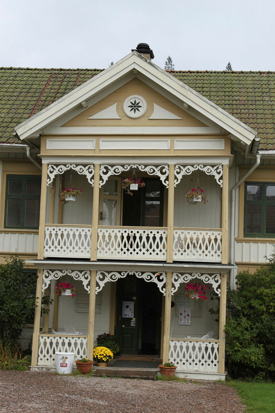 Veranda i två våningar med snickerier och lövsågerier