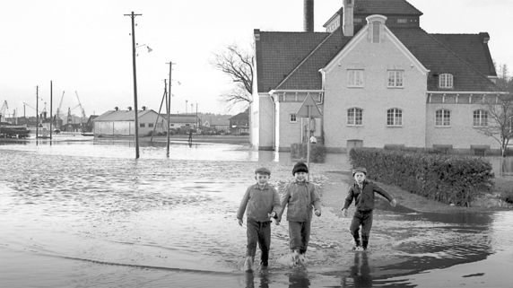 Pojkar vadar i översvämning i Uddevalla