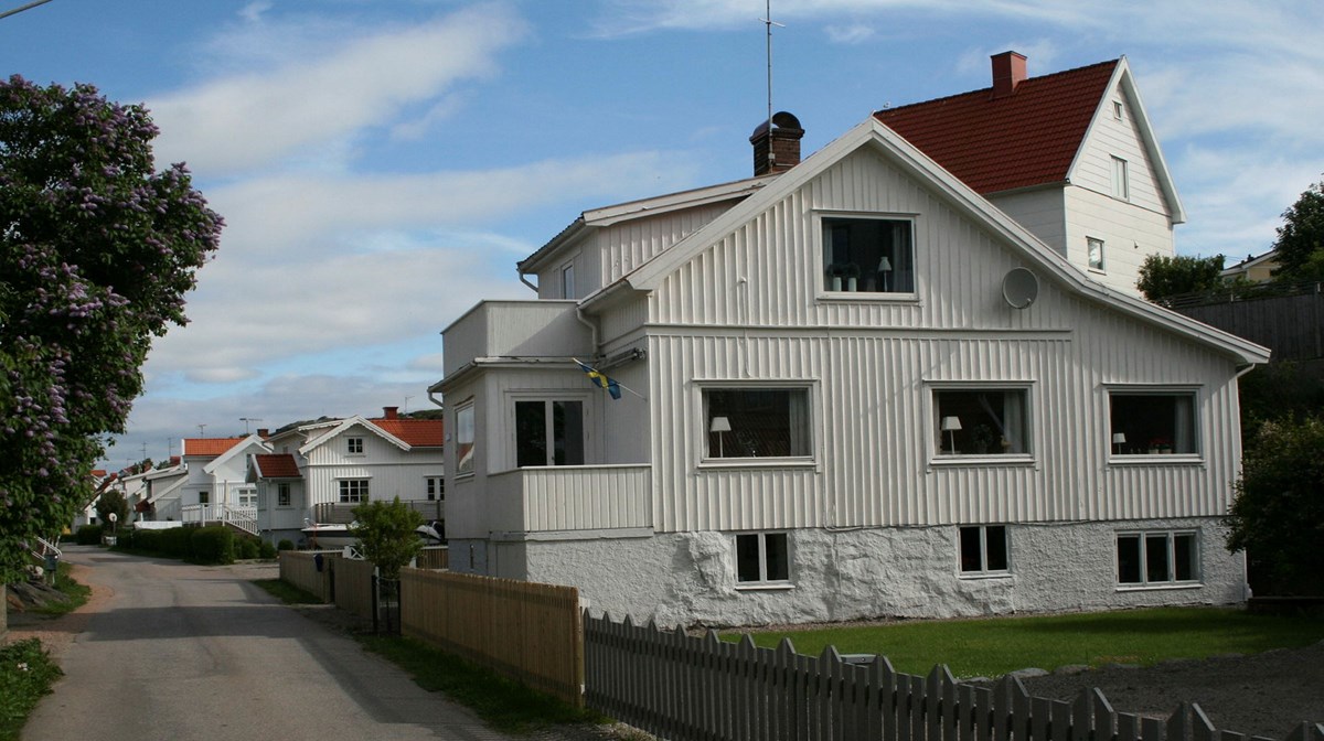 Vita hus utmed en gata i ett bohuslänskt samhälle.