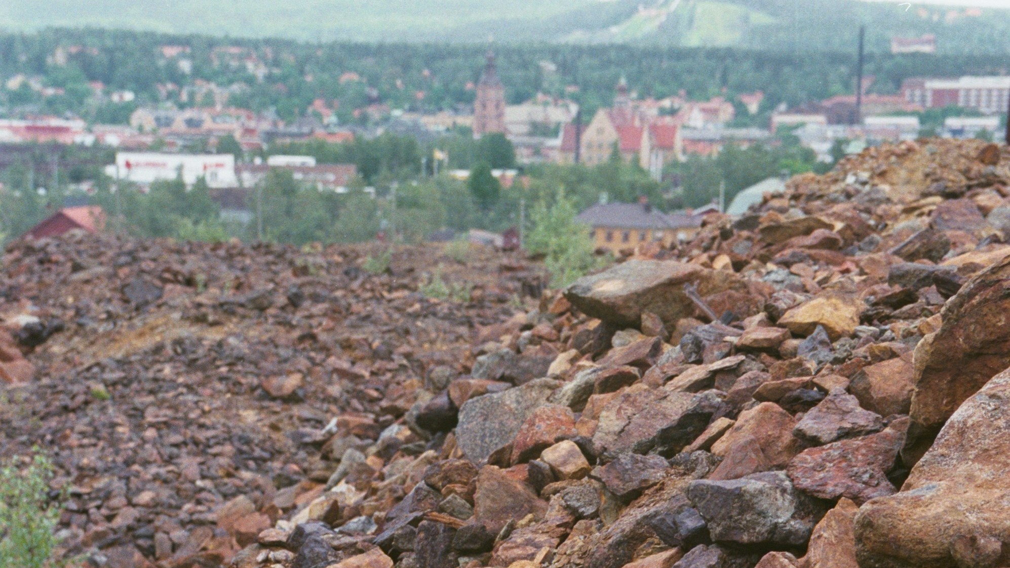 Gulaktiga stenar i en hög.