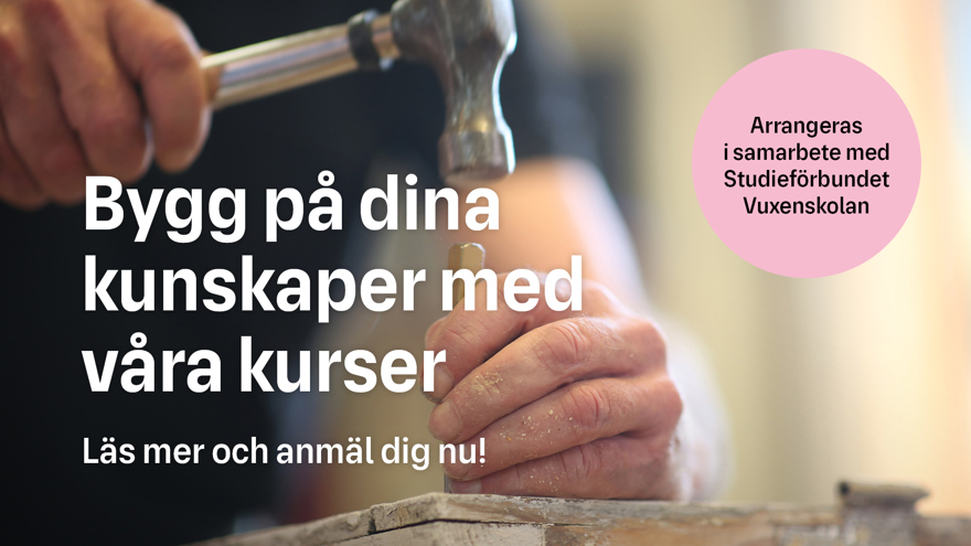 Hand som arbetar med hammare på vad som ser ut att vara ett fönsterbeslag.