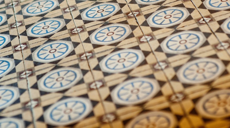 Golv med engelska tiles-plattor med flerfärgat mönster