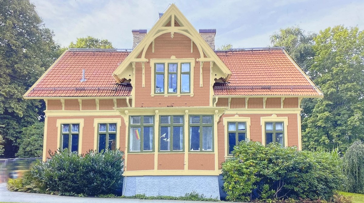 Ett stort hus med snickarglädje färgsatt med tre olika kulörer.