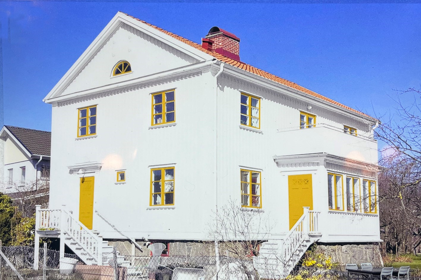 vitt hus med gula fönster