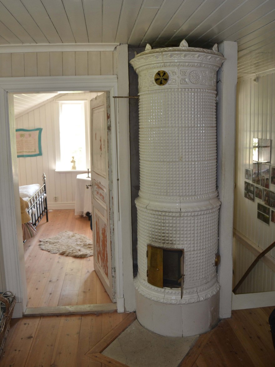 Övervåningen med ett av rummen till vänster och trappan till höger