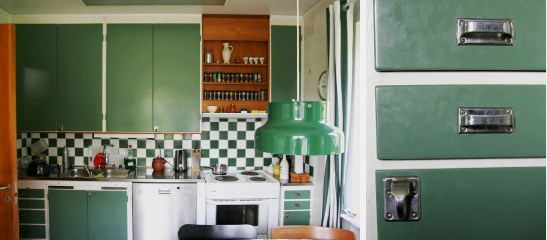 Tjänstemannavillans kök med gröna köksluckor