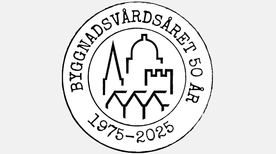 Rund logotyp med hustak i mitten omgiven av texten Byggnadsvårdsåret 50 år 1975-2025