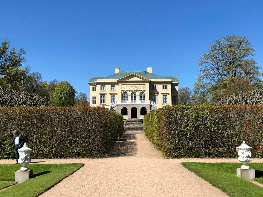 Ett stort påkostat gult hus