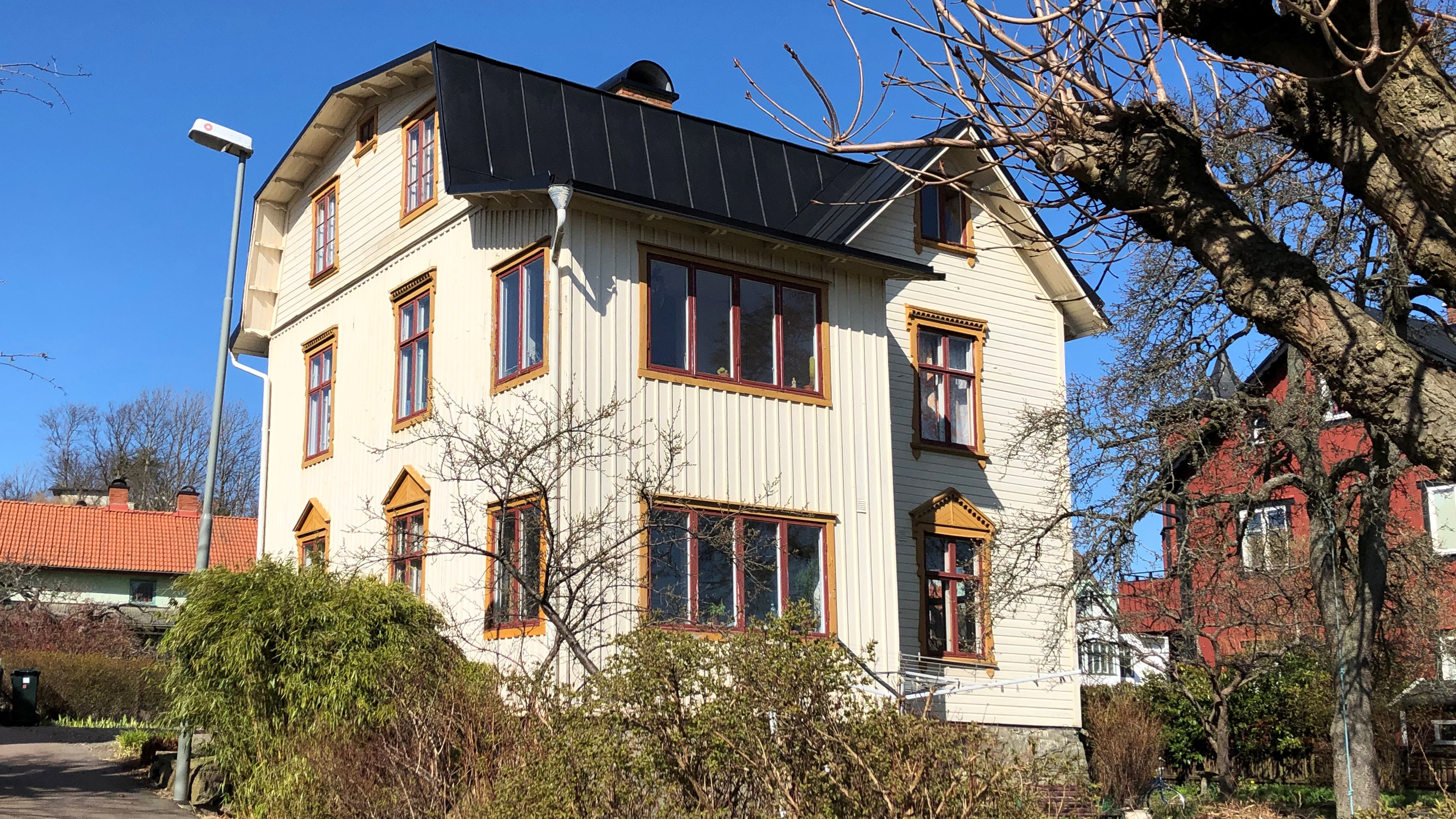 1890-tal - bruten vit med gula foder och röda fönster - Slöjd ...